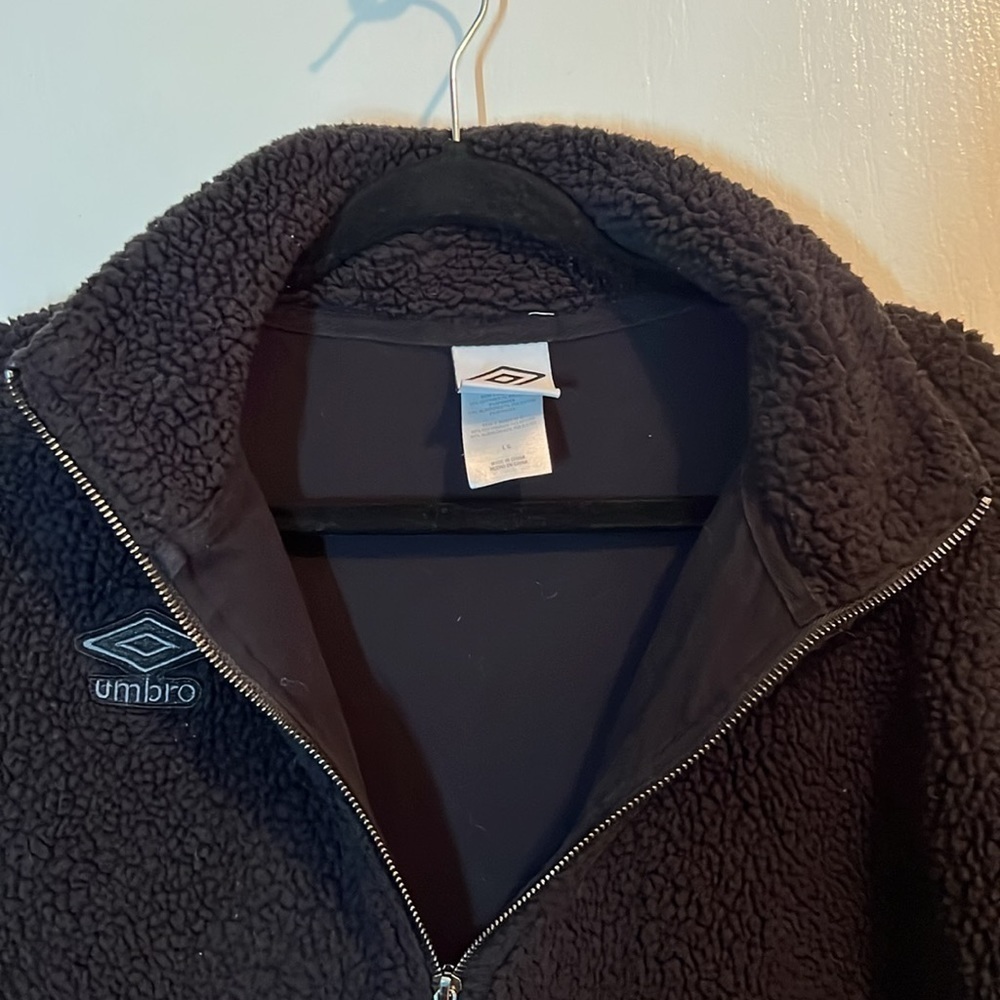 Umbro zip up sweater with a collar - size large - Picture 2 of 10